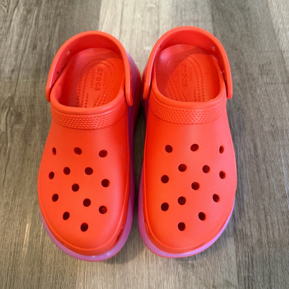 Women Platform Crocs size 6